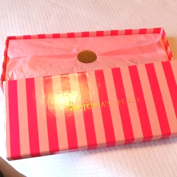 REDUCED!Victoria's Secret NWT Ladies Bracelet Crystal Angel Wing Toggle Closure - Picture 4 of 9